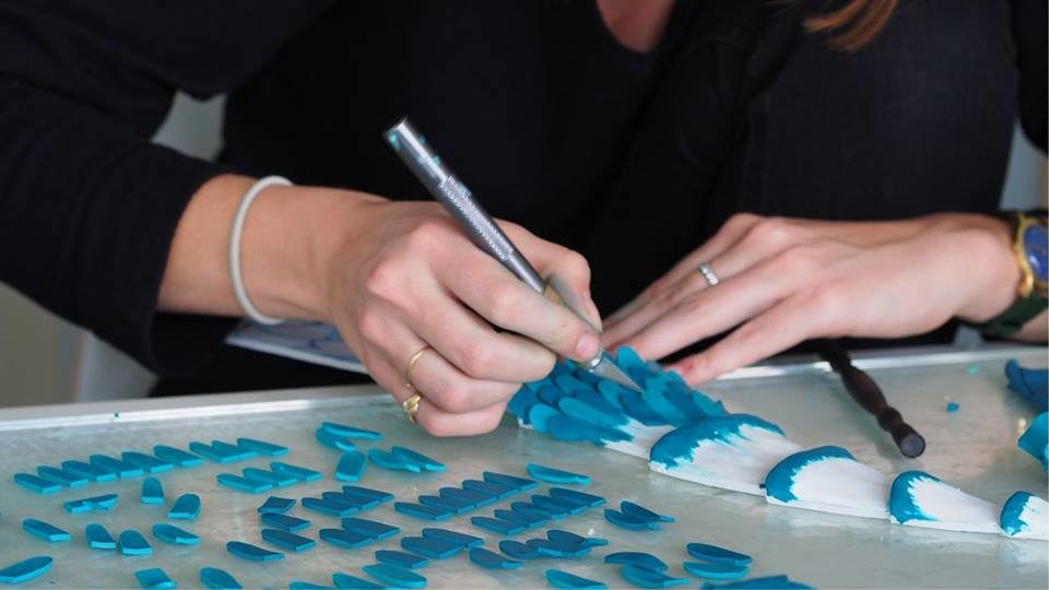 Modelage d'un animal en voie d'apparition de Play-Doh