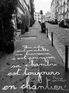Craieation "Un ado est un adulte en travaux, c'est pourquoi sa chambre est toujours en travaux." par Ma rue par Achbé
